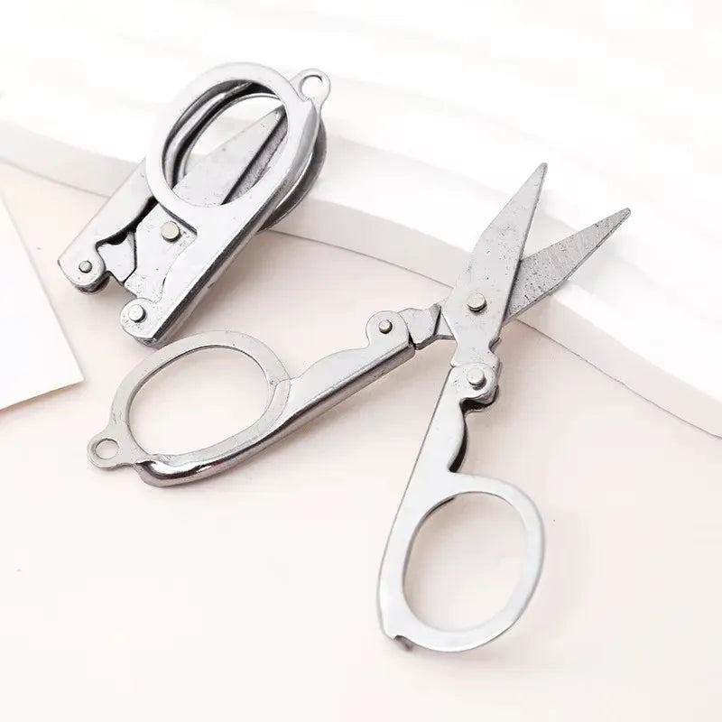 1Pc Heißer Verkauf Hause Tragbare Falten Edelstahl Schere Mini Klapp Schere Reise Schere Farbe Silber 4,5*2,2 cm