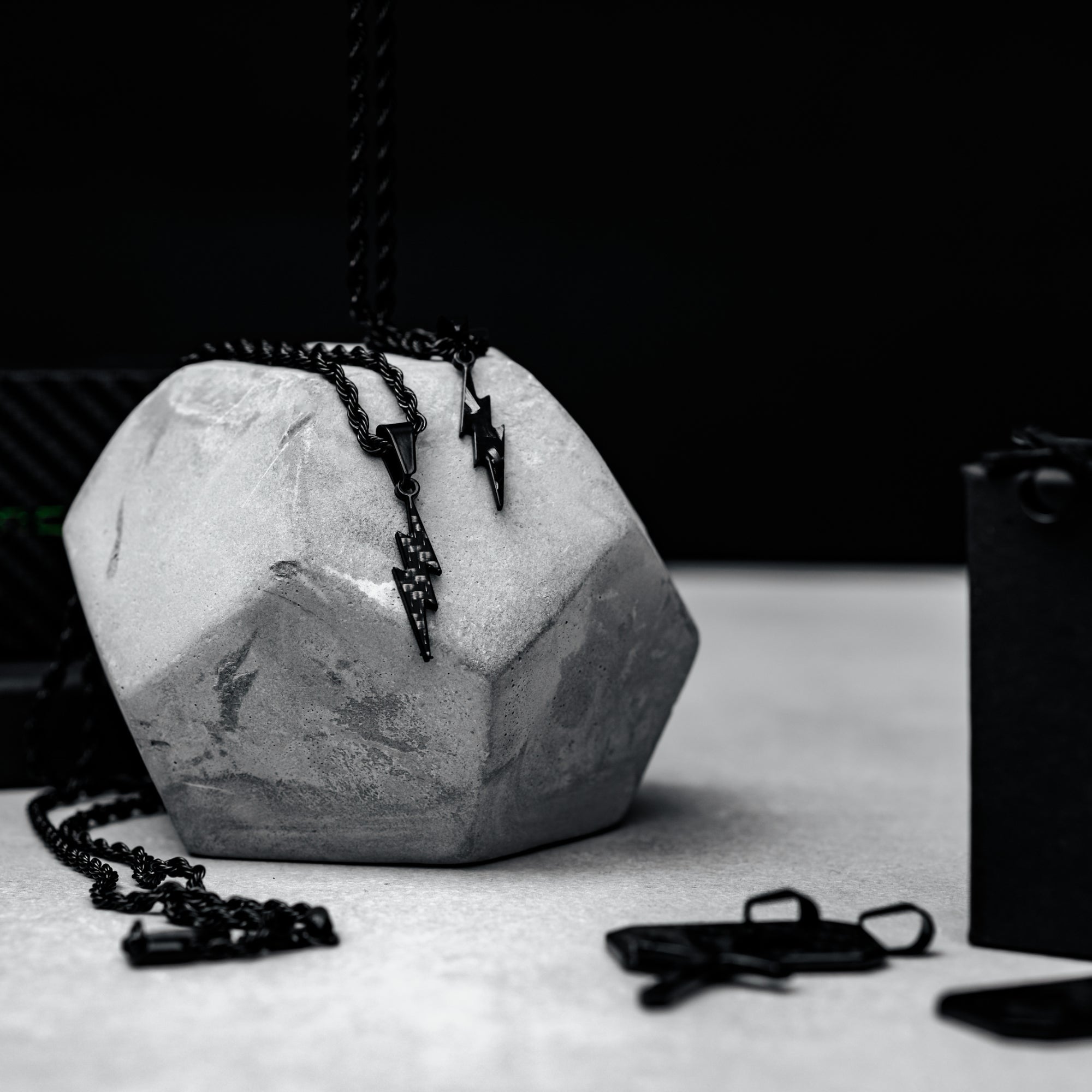 Carbon Fiber Blitz Halskette